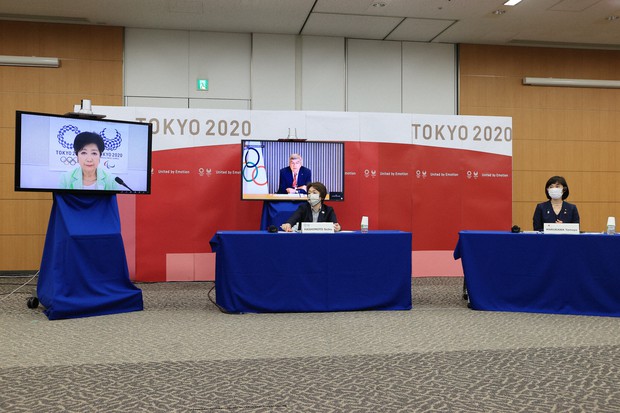 東京オリンピック・パラリンピックに向けた5者協議に臨む大会組織委員会の橋本聖子会長(左)、丸川珠代五輪担当相(右)と、リモートで参加する(モニター左から)東京都の小池百合子知事、国際オリンピック委員会(IOC)のトーマス・バッハ会長=東京都中央区で2021年4月28日午後6時38分(代表撮影)