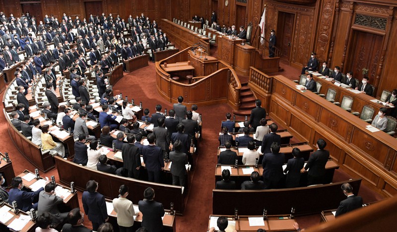 少年法改正案が賛成多数で可決された衆院本会議。右から2人目は上川陽子法相=国会内で2021年4月20日、竹内幹撮影