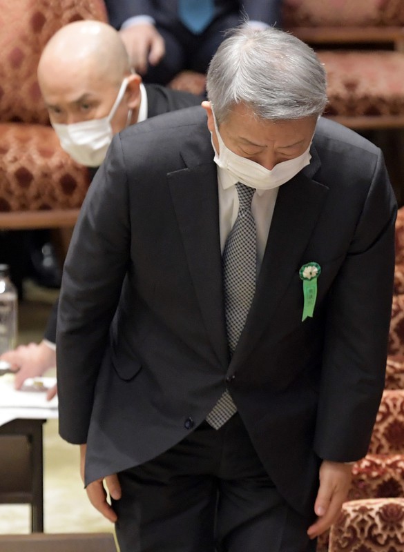 衆院予算委員会終了後、一礼をして退席するNTTの澤田純社長と東北新社の中島信也社長(奥)=国会内で3月16日