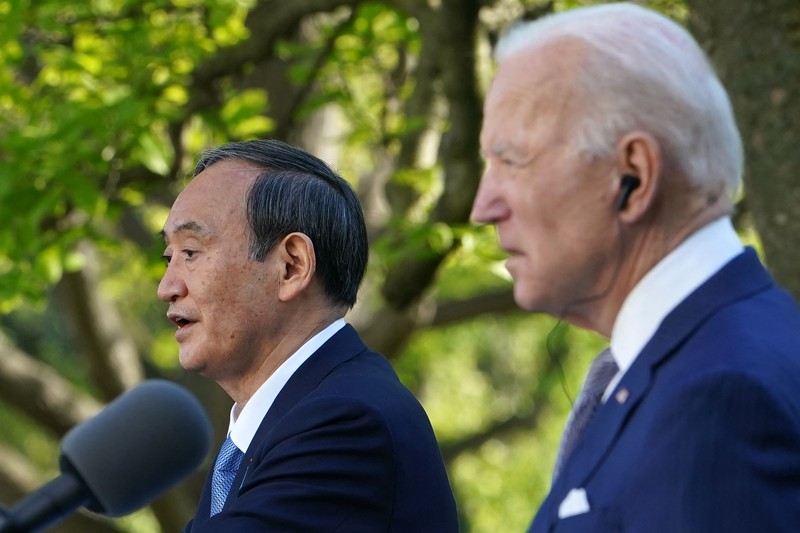 日米首脳会談後に共同記者会見をする菅首相(左)とバイデン大統領=米ワシントンのホワイトハウスで4月16日、AFP/アフロ