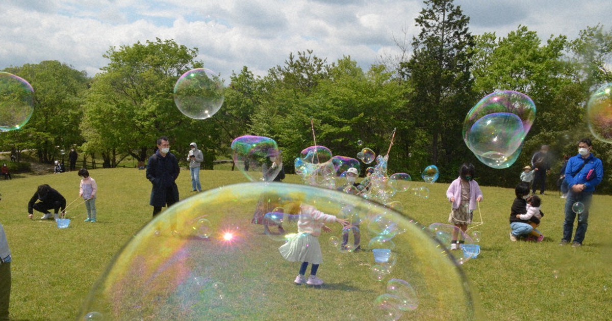 巨大シャボン玉、ふわり 県上野森林公園 伊賀 ／三重 | 毎日新聞