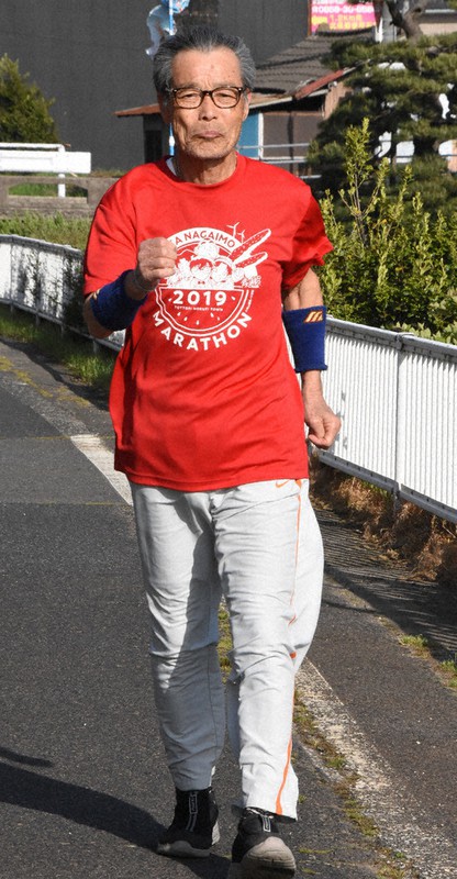 聖火リレーに向け、自宅近くでウオーキングに励む原田健さん=北栄町松神で2021年4月30日午後4時35分、野原寛史撮影