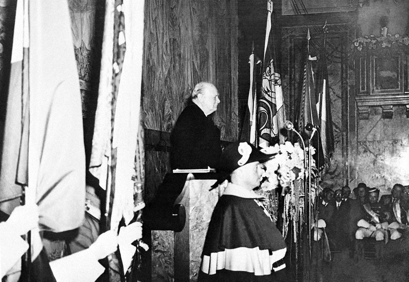 「欧州合衆国」について演説するチャーチル英元首相=スイス北部チューリヒで1946年9月21日、AP