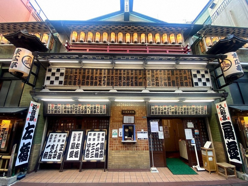 12日からの営業再開が決まった新宿末広亭=東京都新宿区で2021年4月26日、中嶋真希撮影
