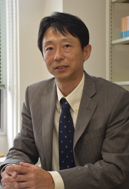北海道大大学院経済学研究院の橋本努教授=2021年4月28日午後3時19分、札幌市北区で真貝恒平撮影