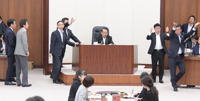 参院定数を「6増」とする公職選挙法改正案の採決を強行する平沢勝栄委員長(中央)と抗議する野党議員たち(左)と採決を促す与党議員たち(右)=国会内で2018年7月17日午前11時39分、川田雅浩撮影