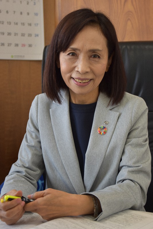 インタビューに応じる佐藤ひさ子氏=北海道留寿都村で2021年4月23日午後0時21分、真貝恒平撮影