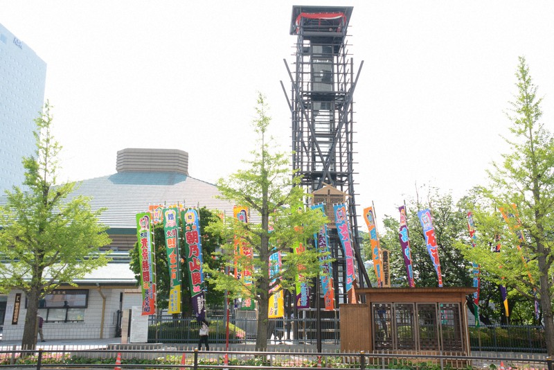 大相撲夏場所は初日から3日間は無観客開催となるが、客が入るように願いを込めた「寄せ太鼓」がたたかれ、力士の名を記したのぼりも飾られていた=2021年5月9日午前8時24分、黒川優撮影