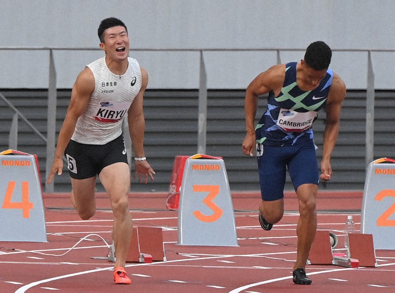 男子100メートル予選でフライングで失格となった桐生祥秀(左)。右はケンブリッジ飛鳥=東京・国立競技場で2021年5月9日、大西岳彦撮影