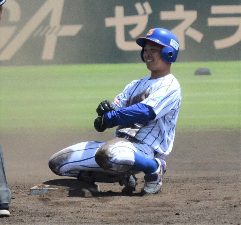 【日本製鉄大分-西部ガス】四回裏西部ガス2死満塁、2点適時二塁打を放って塁上で笑顔を見せる山中=北九州市民球場で2021年5月9日午後1時11分、吉見裕都撮影