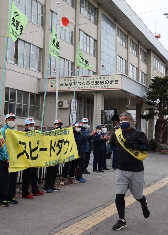 名寄 陸自第２偵察隊 交通安全祈願し２３人が８５キロ疾走 北海道 毎日新聞