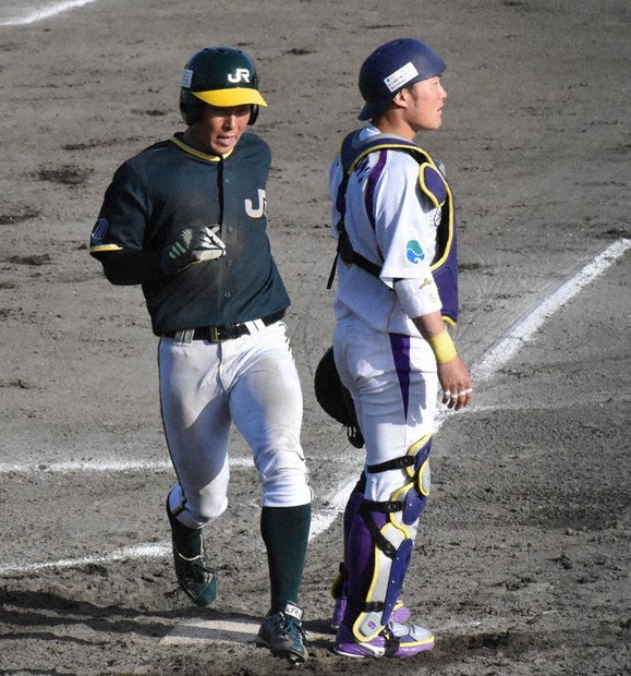 【JR東日本東北-ヤマハ】三回表JR東日本東北2死一、二塁、鈴木聖の適時打で夷塚が生還=宮城県石巻市の河南中央公園野球場で2021年5月9日、面川美栄撮影