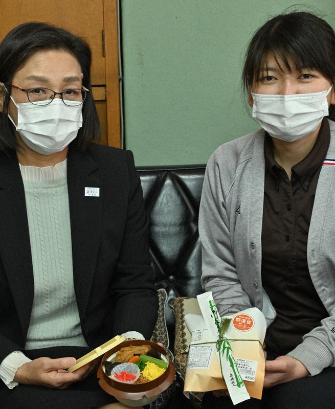 「野澤宿めし」をPRする西会津町振興公社の笠間比呂子専務(左)ら=福島県会津若松市で2021年4月28日、三浦研吾撮影
