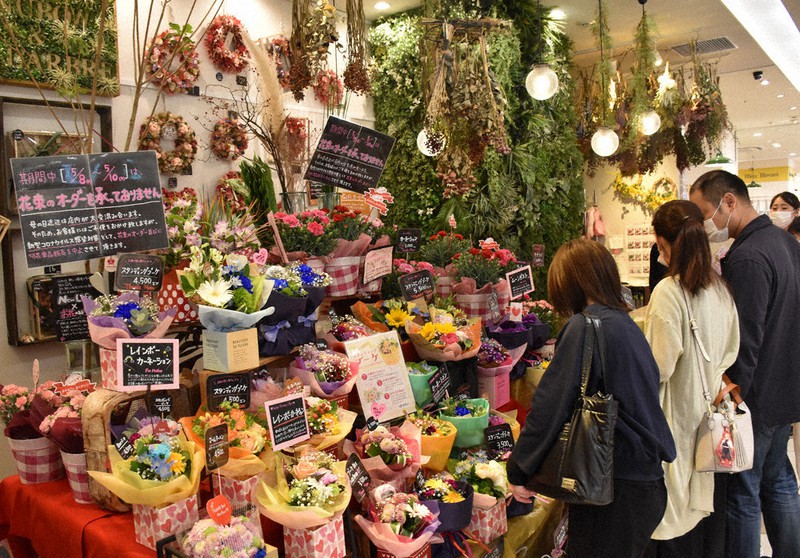 花束に感謝込めて 母の日 特設会場にぎわう 長野 毎日新聞