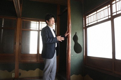 旧遊郭の中を案内する杉浦正彦さん＝大阪市西成区で、野田樹撮影