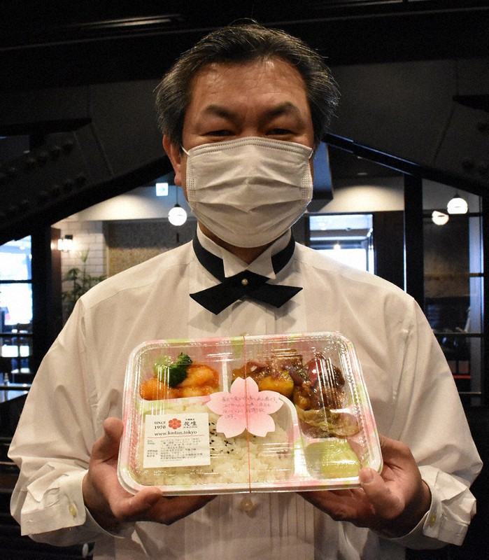 病院に届ける「花壇」の弁当を手にする店長の中間一公さん=目黒区中目黒1で4月