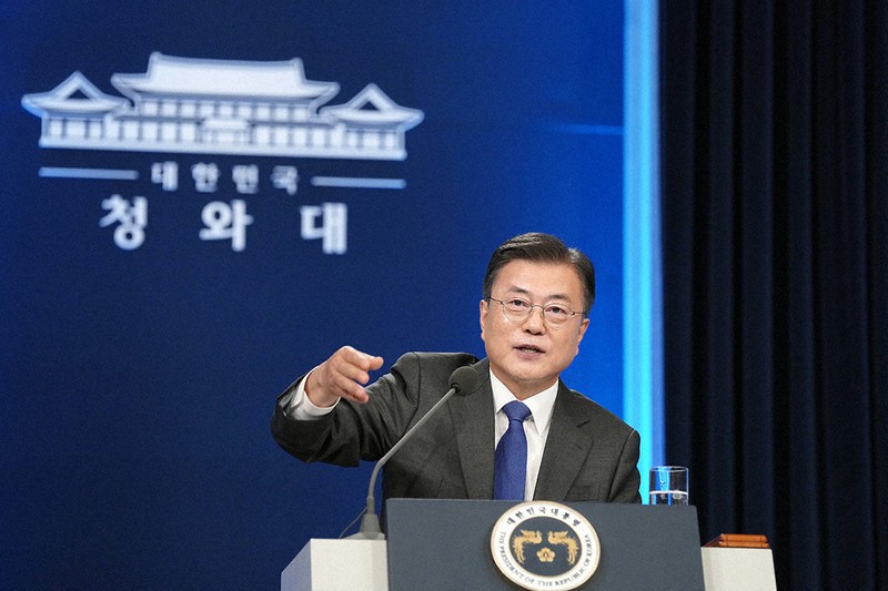 就任から4年の特別演説を終えた後、記者の質問に応じる韓国の文在寅大統領=2021年5月10日、韓国青瓦台(大統領府)提供
