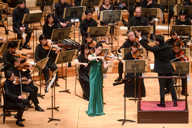 読響の4月定期公演ではカーチュン・ウォンが客演し、ソリストは諏訪内晶子(ヴァイオリン)が務めた (C)読売日本交響楽団