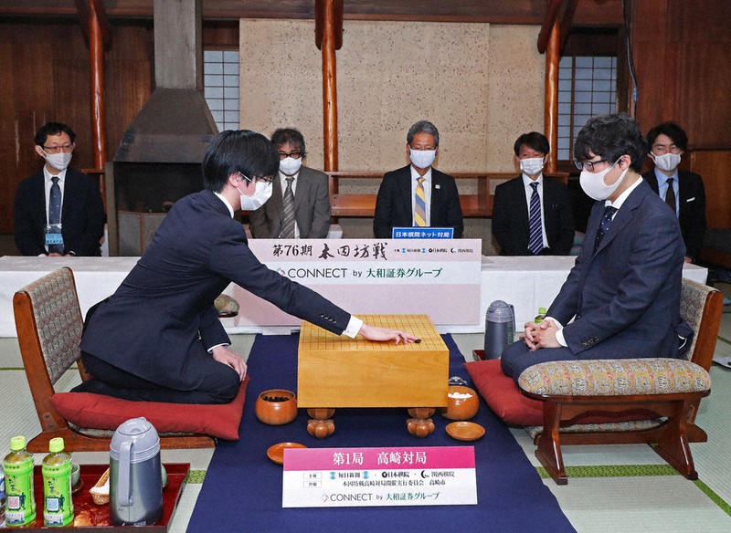 第76期本因坊決定戦七番勝負第1局で第1着を打つ芝野虎丸王座(左)。右は本因坊文裕=群馬県高崎市の旧井上房一郎邸で11日午前9時、小出洋平撮影