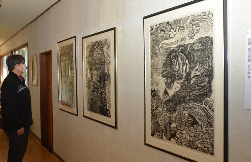 「割烹旅館すずきや」では小倉真さんの力作が並ぶ=茨城県境町で2021年4月28日、安味伸一撮影