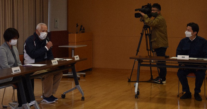 大規模火災の被災者の話に耳を傾ける上定昭仁市長(右)=松江市島根町加賀で、小坂春乃撮影