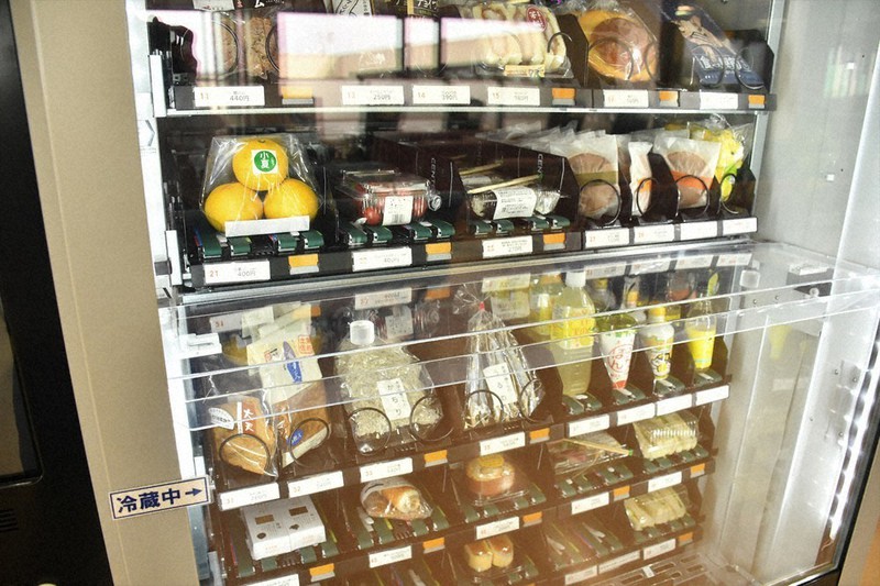 搭乗前 土産は自販機で 非対面 非接触 農産品も 高知龍馬空港 高知 毎日新聞