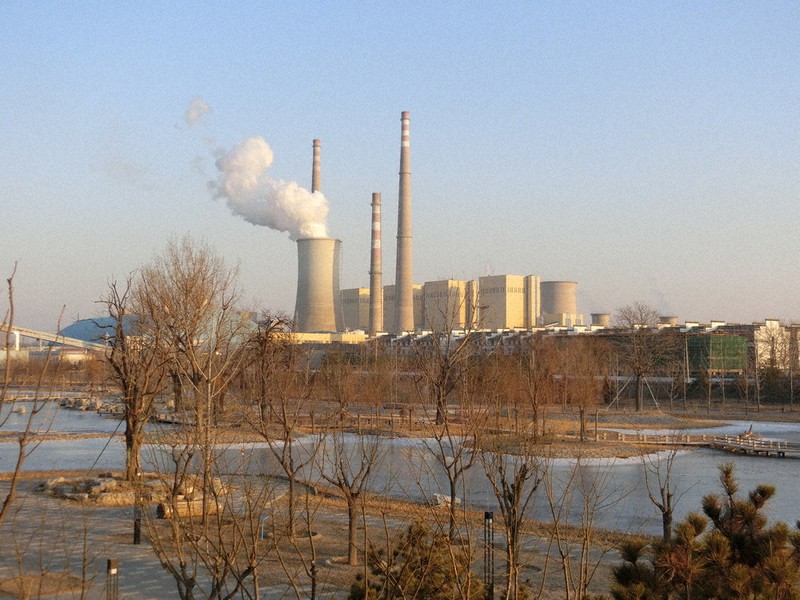 北京市内の火力発電所。化石燃料の燃焼などによる中国からの二酸化炭素排出量は、世界全体の約3割を占める=2月、小倉祥徳撮影
