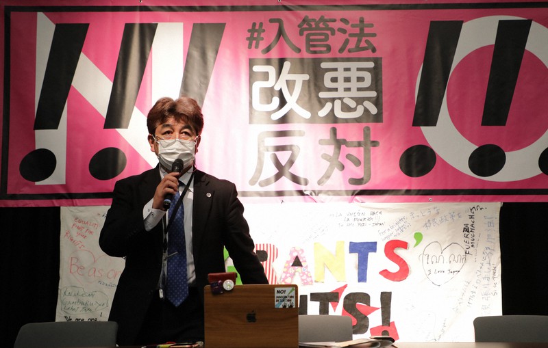 「入管法改悪反対!緊急院内集会」で政府案は廃案にすべきだと訴える児玉晃一弁護士=参議院議員会館で2021年4月22日、後藤由耶撮影