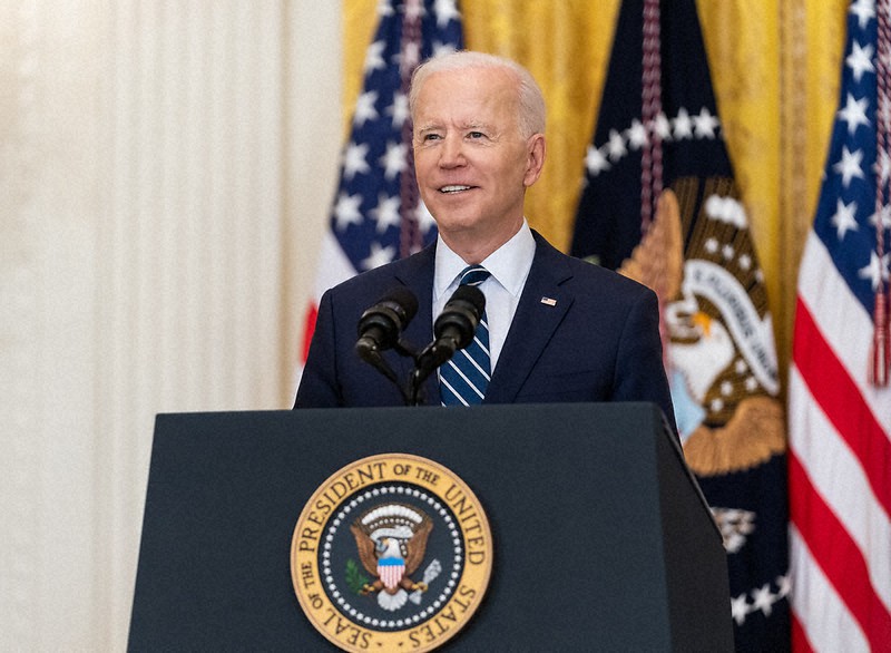 演説中に笑顔を見せるバイデン大統領=ホワイトハウスで2021年3月25日(ホワイトハウスのFlickrから)