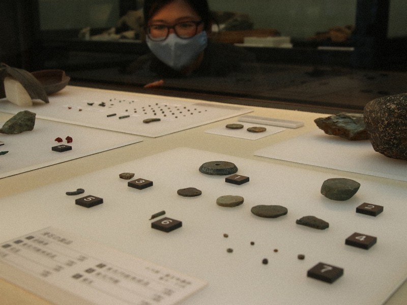 十六面・薬王寺遺跡の玉作りの変遷を伝える展示品=奈良県田原本町で、姜弘修撮影