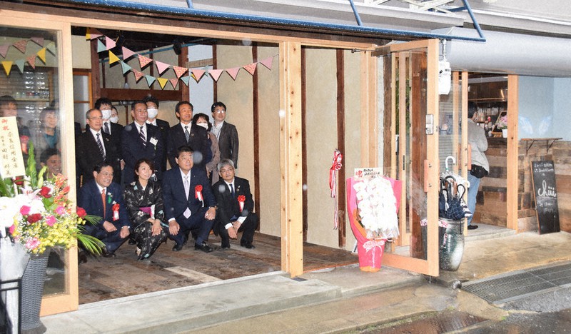町家未来基地のキックオフセレモニーで記念写真を撮る関係者=奈良県大和郡山市で、熊谷仁志撮影