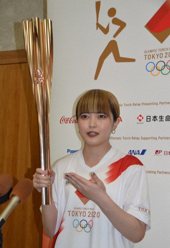 聖火リレー終了後、唐津市内で報道各社の取材に応じるカノエラナさん