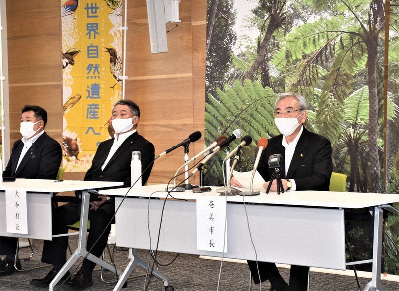 記者会見で登録勧告の喜びを語る鹿児島県奄美市の朝山市長(右)