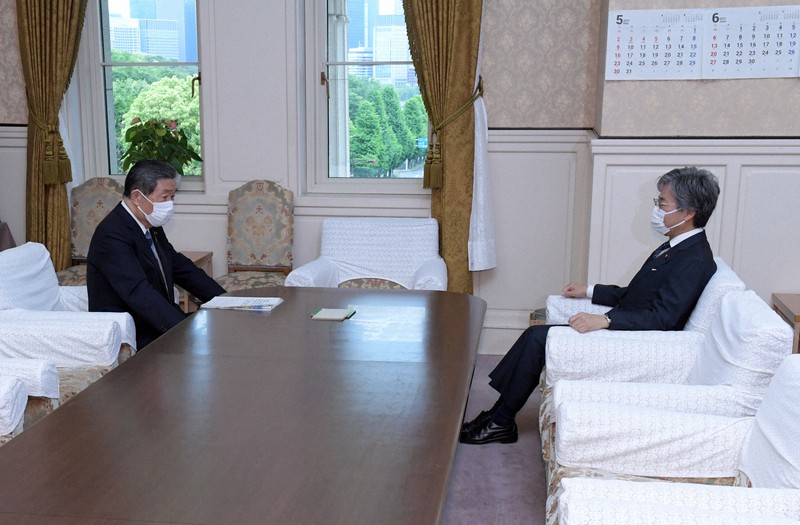 会談に臨む自民党の森山裕国対委員長(左)と立憲民主党の安住淳国対委員長=国会内で2021年5月6日午前9時58分、竹内幹撮影
