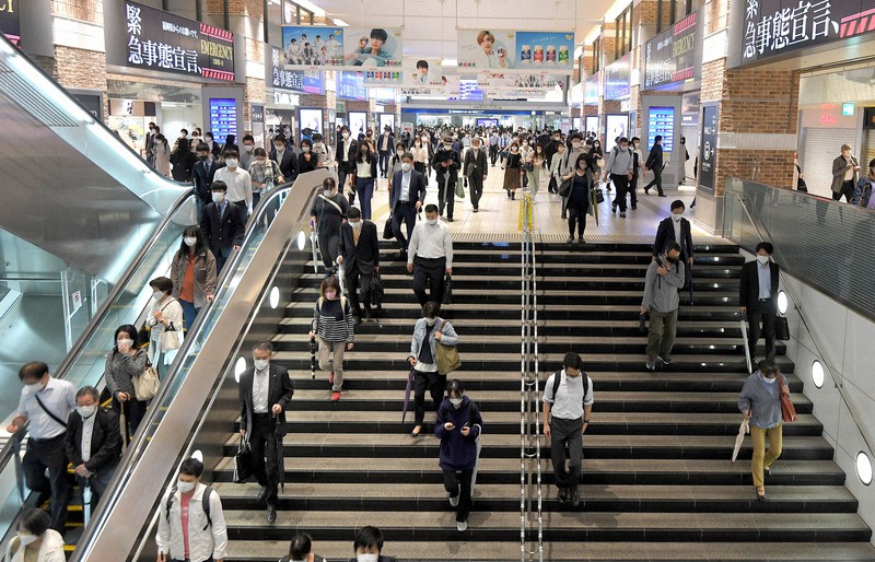 西鉄福岡(天神)駅の改札を出て職場などに向かう人たち=福岡市中央区で2021年5月12日午前8時10分、津村豊和撮影