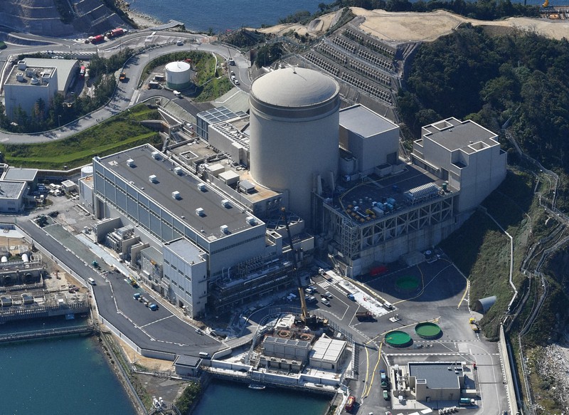 関西電力の美浜原発3号機=福井県美浜町で2020年10月20日、本社ヘリから木葉健二撮影