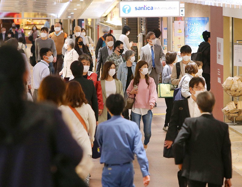 休業要請が緩和され、営業を再開した神戸・三宮の地下街「さんちか」を歩く人たち=神戸市中央区で2021年5月12日午前11時51分、梅田麻衣子撮影