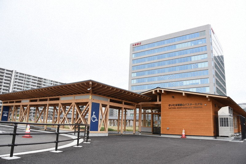 市役所本庁舎の移転方針が示されたさいたま新都心バスターミナル。右後方に「しまむら」本社、左後方に大規模マンションが見える=さいたま市大宮区北袋町で2021年5月7日、大平明日香撮影