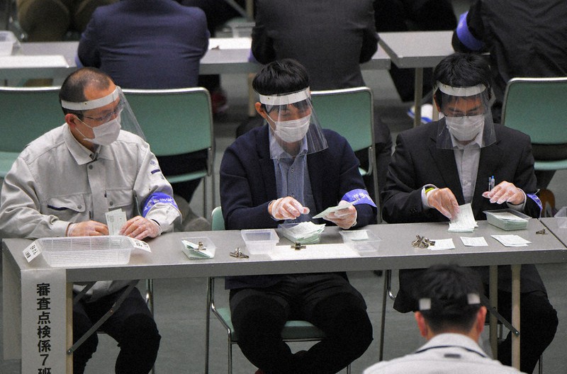 衆院静岡4区補選の開票作業では、新型コロナウイルス感染防止のため職員が手袋やフェースガードを使用して票を集計した=静岡県富士宮市で2020年4月26日、手塚耕一郎撮影
