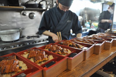 医療従事者やひとり親家庭などに無償提供された「うな丼」＝名古屋市昭和区で２０２１年５月１０日、加藤沙波撮影