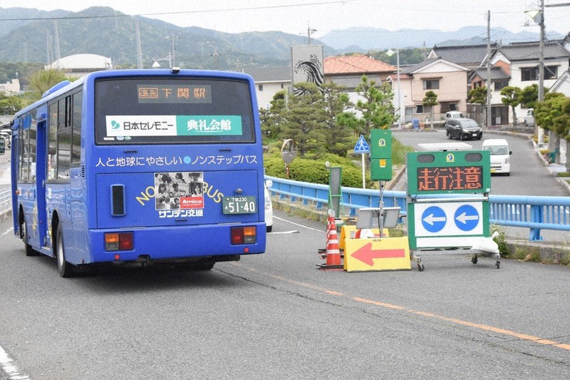 片側交互通行になっている青海大橋