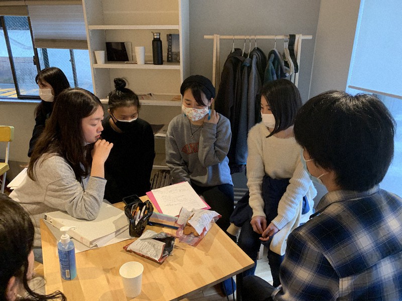 POSSEの活動に参加する大学生などのボランティア=岩本さん提供