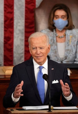 米連邦議会の上下両院合同会議で就任後初の議会向け演説を行うバイデン米大統領=4月28日、ロイター