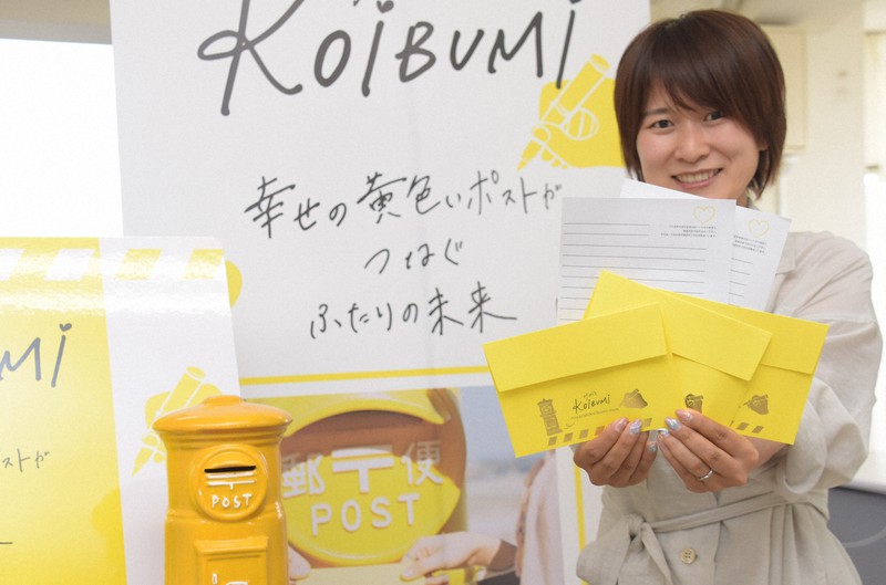 みやざき恋文で使う封筒と用紙を手にする運営事務局の東郷さん=宮崎市橘通西1の宮崎市役所で2021年5月10日午後5時12分、一宮俊介撮影