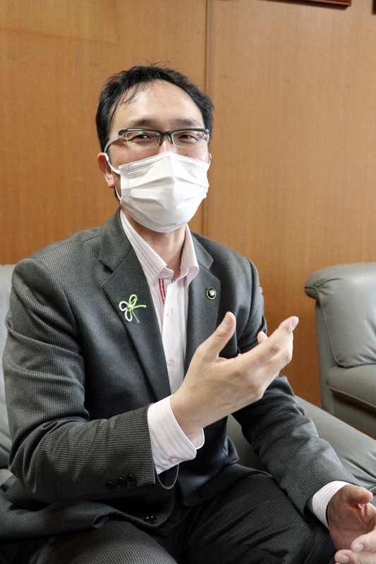 「感染したからこそ分かる感覚を市政に生かしたい」と話す福岡憲宏市長=奈良県香芝市役所で2021年5月13日午後4時55分、稲生陽撮影
