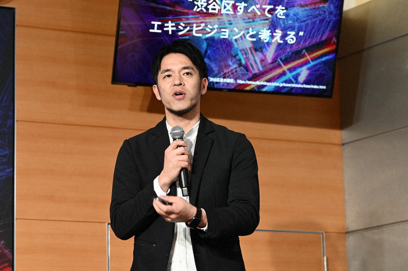 新たなバーチャル観戦のシステム作りに取り組んでいるKDDIの繁田光平氏＝KDDI提供