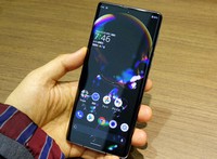 カメラやディスプレーを刷新したシャープのアクオスR6。NTTドコモとソフトバンクが取り扱う