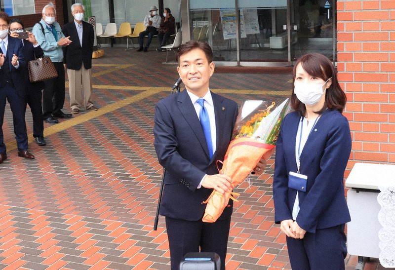 初登庁し、職員から花束を受け取る早川市長=栃木県足利市で2021年5月13日、太田穣撮影