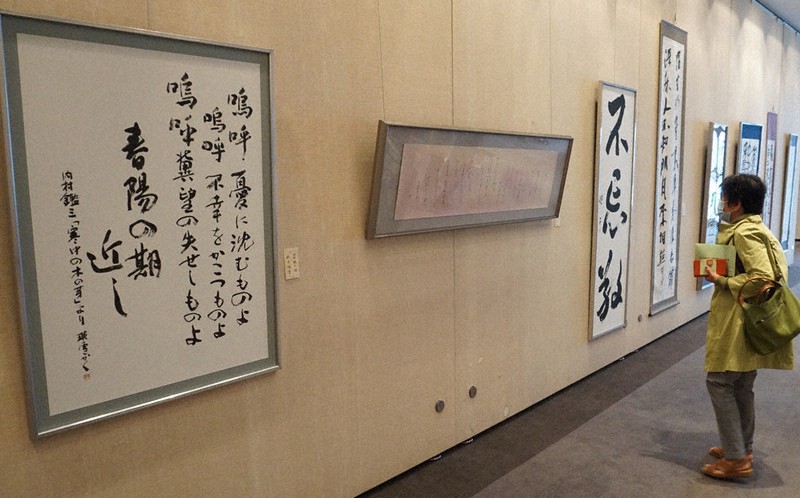 力作が並んだ展示会場=埼玉県所沢市並木で2021年5月13日、清藤天撮影