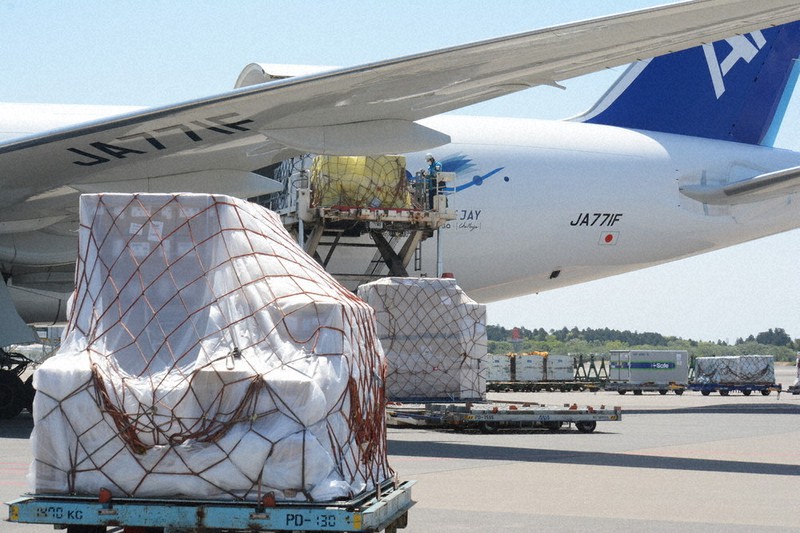 貨物が次々に積み込まれる全日空のロサンゼルス行きの臨時便=成田空港で2021年4月23日、中村宰和撮影